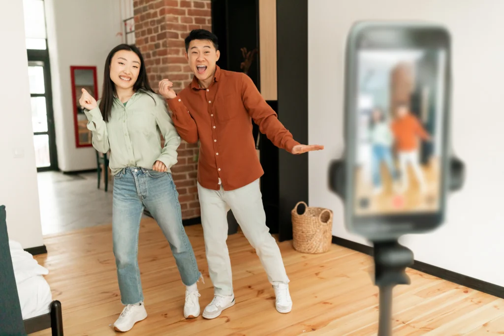 Influencer membuat konten viral TikTok & Reels dengan analytics dan grafik pertumbuhan